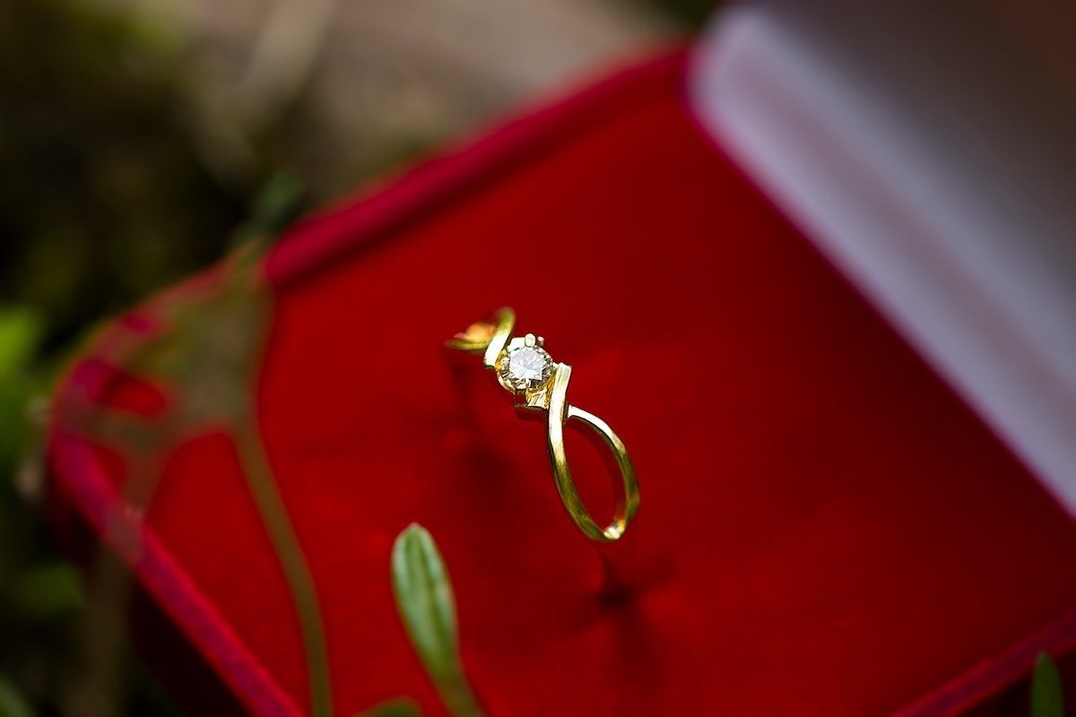 18k Ring Yellow Gold for Womens with Diamond Jewelry Relationship and Wedding - Zalupe